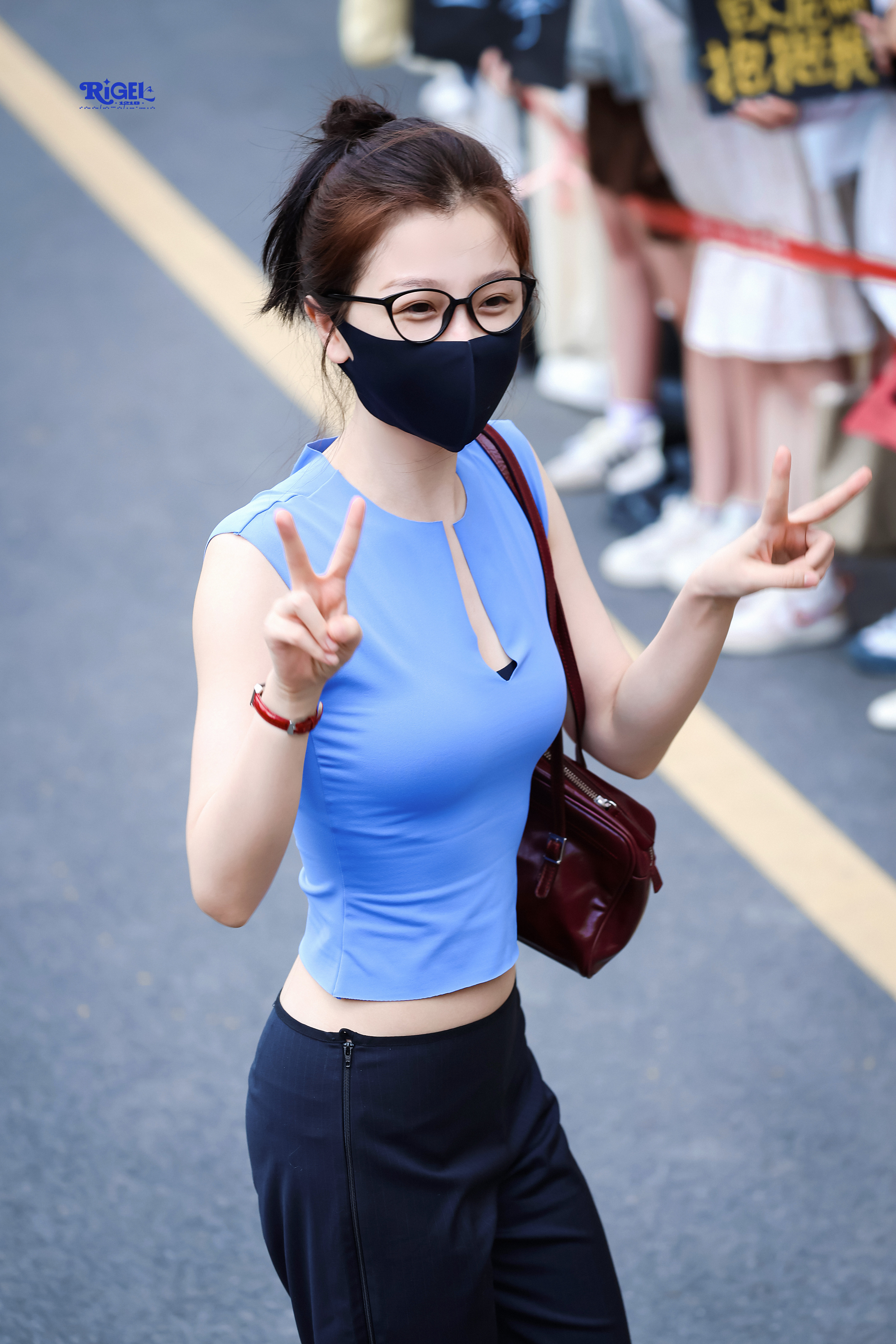虞书欣长生骨上班造型