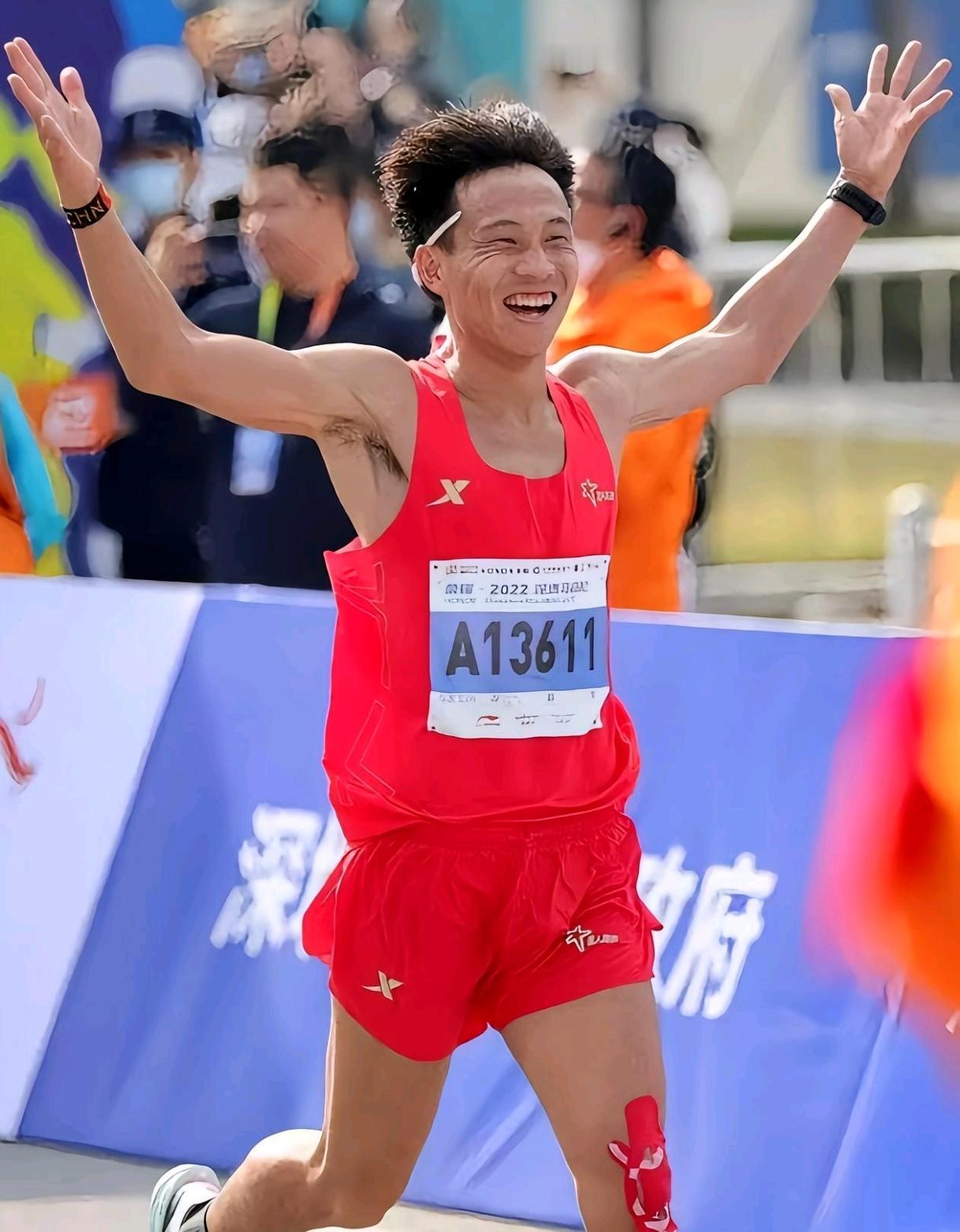 中国马拉松一哥何杰，最新发声震撼跑圈！针对伦敦马拉松萨维、科杰查双双破2，何杰