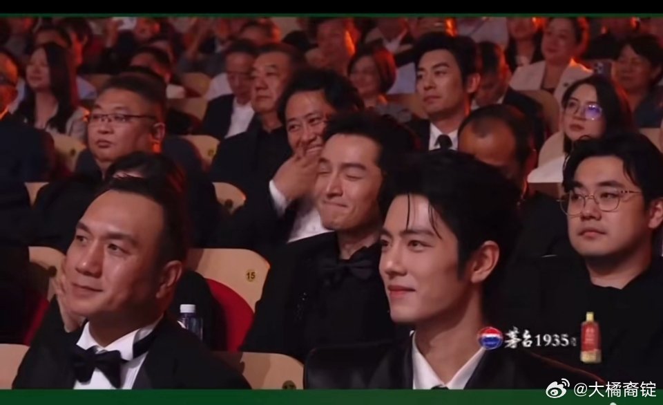 杨紫经纪人抱着杨紫哭恭喜杨紫获得白玉兰奖视后杨紫获奖致词的时候特意感谢了自己的经