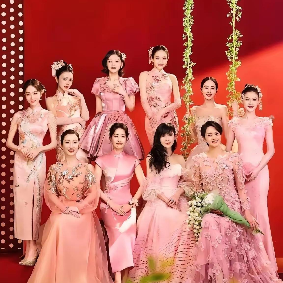 周慧敏搞特殊，别人都是把头发盘起来露出脸，只有周慧敏一成不变的发型。晚十美同