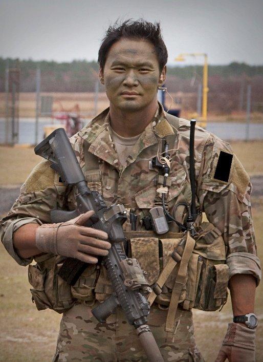 图·拉姆，一个逃离越战的孩子，后来成为一名绿色贝雷帽特种部队成员，加入三角洲特种