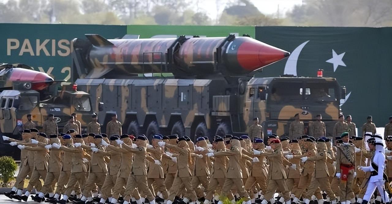 四面压力说白了，巴基斯坦这一步看着像是经济上的决定，其实更多是安全上的无奈。它