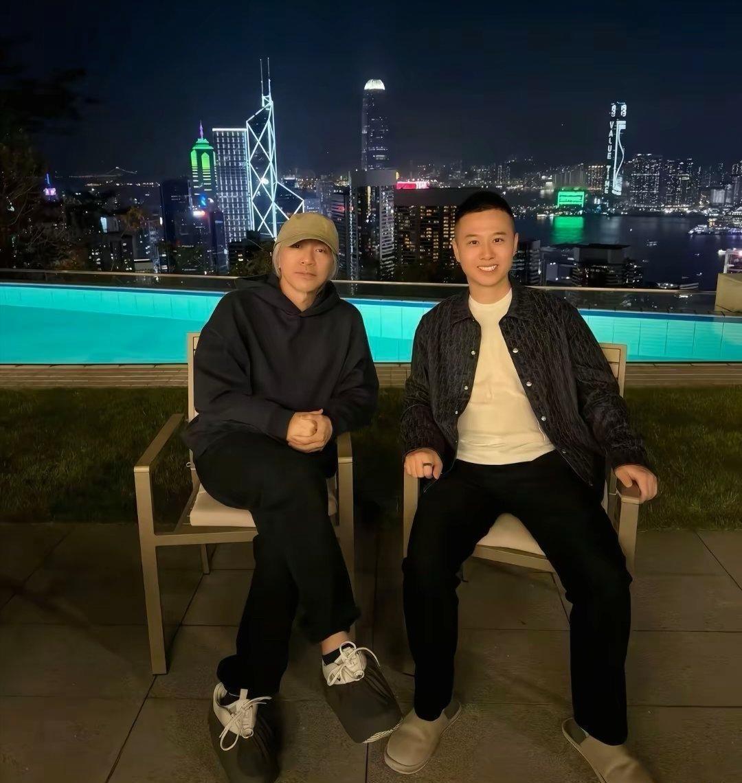 63岁的周星驰在香港和朋友聚会，灯光下能看出他清瘦了不少，脸颊微微凹陷，眼窝也深