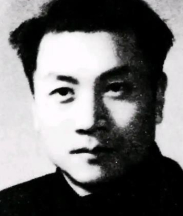 1944年，当时的有一个地下党员名叫任远不幸被俘，那天深夜他偷偷叫醒狱友：日军已