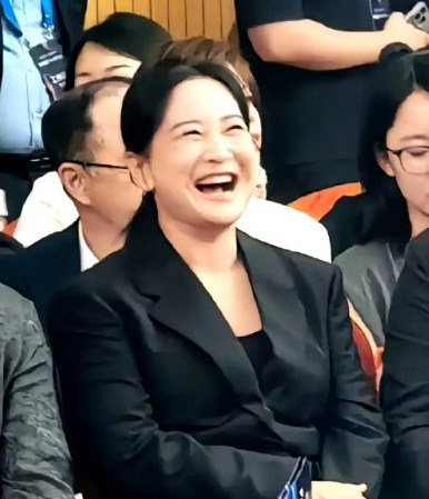 突然觉得以前的贾玲马上要回来了，她又开始大笑了，脸上的褶子也少了。