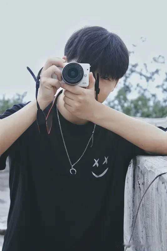 大龄女生找00后小奶狗结婚，差点又被闺蜜坑了。像是同事的儿子，是公安局的文职事