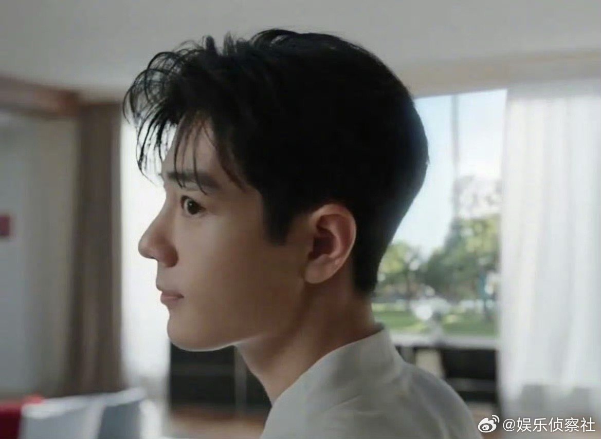 肖战哥哥这套纯白look，好休闲，适配度好高！｜肖战[比心]​​​