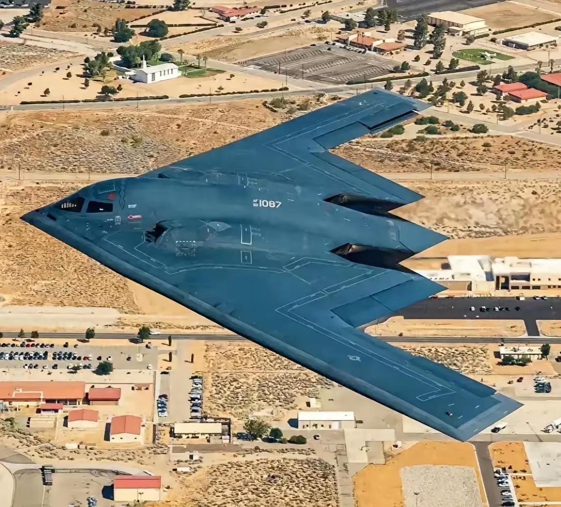 🐰中国能打下B-2吗？美国B-2轰炸机，能神不知鬼不觉的打完伊朗，又飞回美