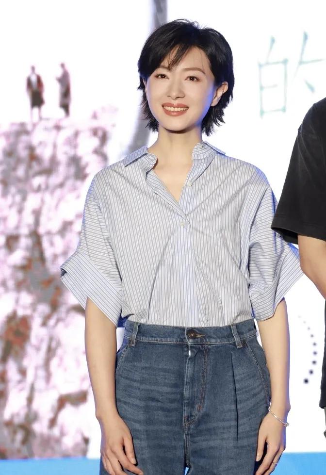 原来发型真的能改变整体气质万茜一身简约基础穿搭没有多余装饰，干净大方短发清