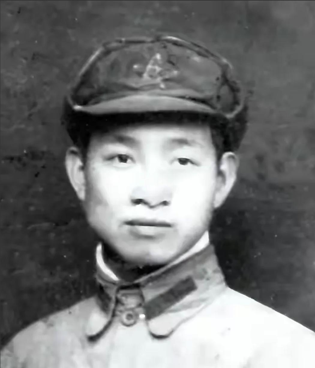 1937年，军统双面间谍骷髅坐在酒楼，企图暗杀朱老总，这时，杨奇清悄悄绕到他身后