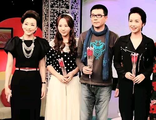 左边主持人杨澜，左二杨紫，其他两位不知道了。
