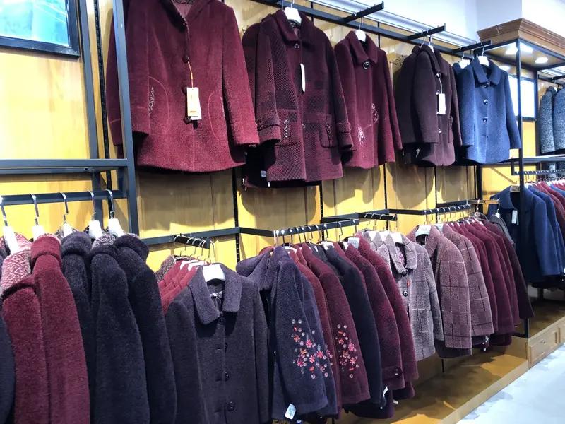 给我妈买衣服是件鸡糟事。所以我没在商场买，也没在网上买，直接把她拉到镇上的中老年