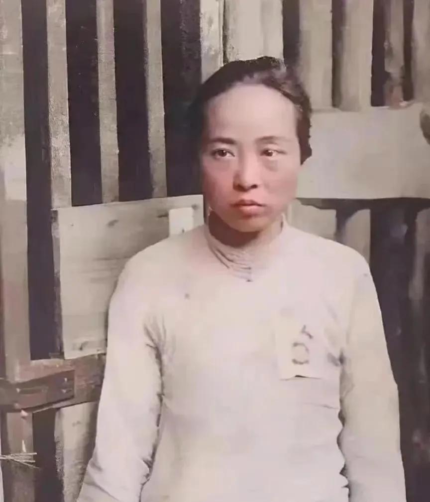 1937年，在杭州日军宪兵队内，女便衣队长魏文全被俘后，日本鬼子为她拍下了这张照