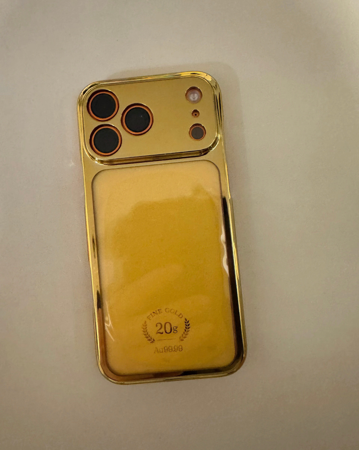 买139999元黄金手机壳送iPhone这么贵的黄金手机壳，不在套一个硅胶壳保