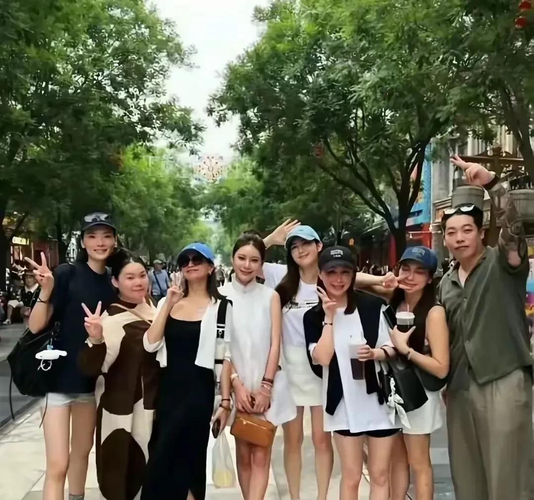 有站前夫哥的网友说留给你的时间不多了看马筱梅带着闺蜜团在北京玩得嗨吃得欢