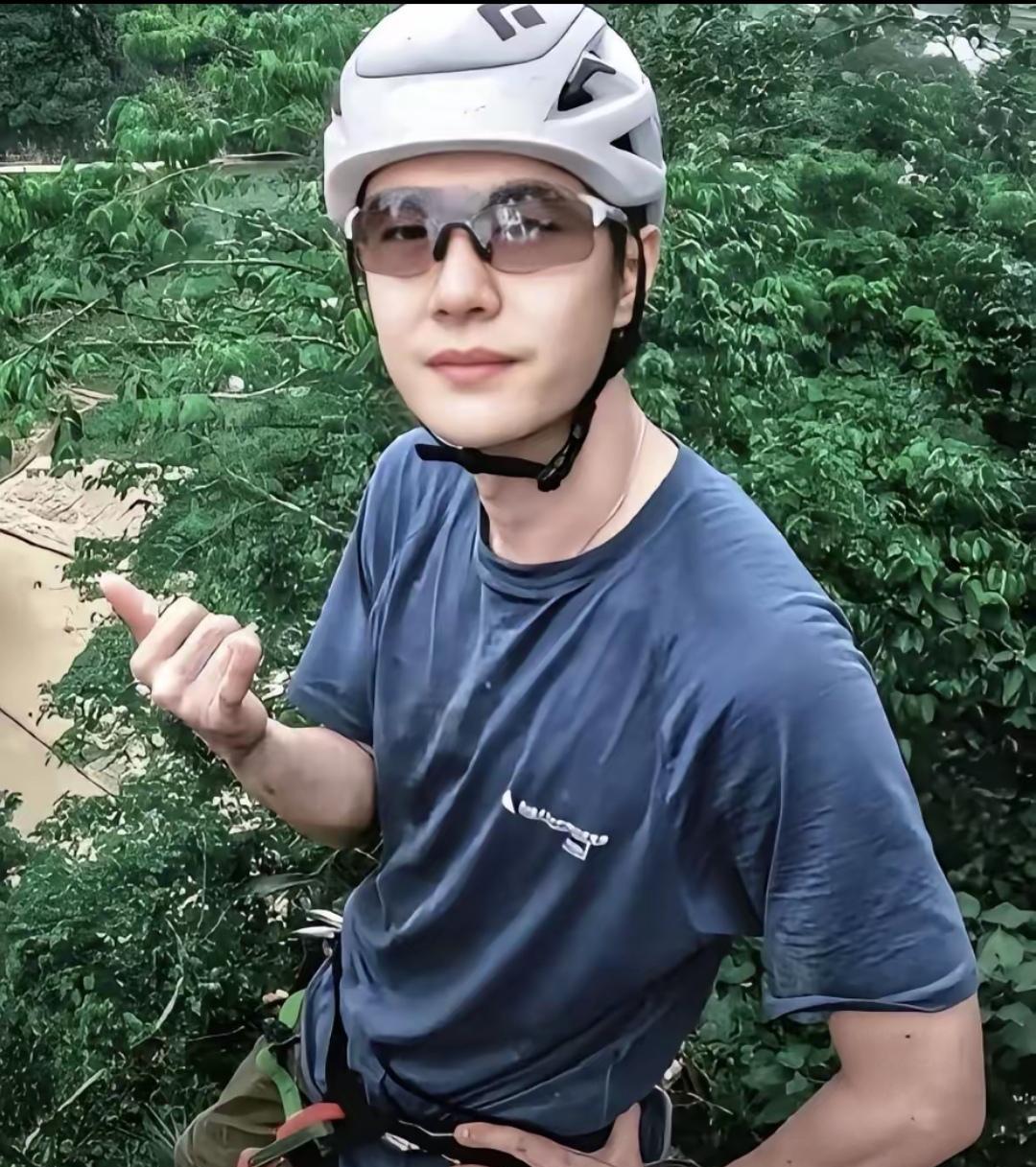 冰镐破冰，海拔5005米！王一博在岗什卡雪峰登顶，这份独特的“成人礼”已成游客打