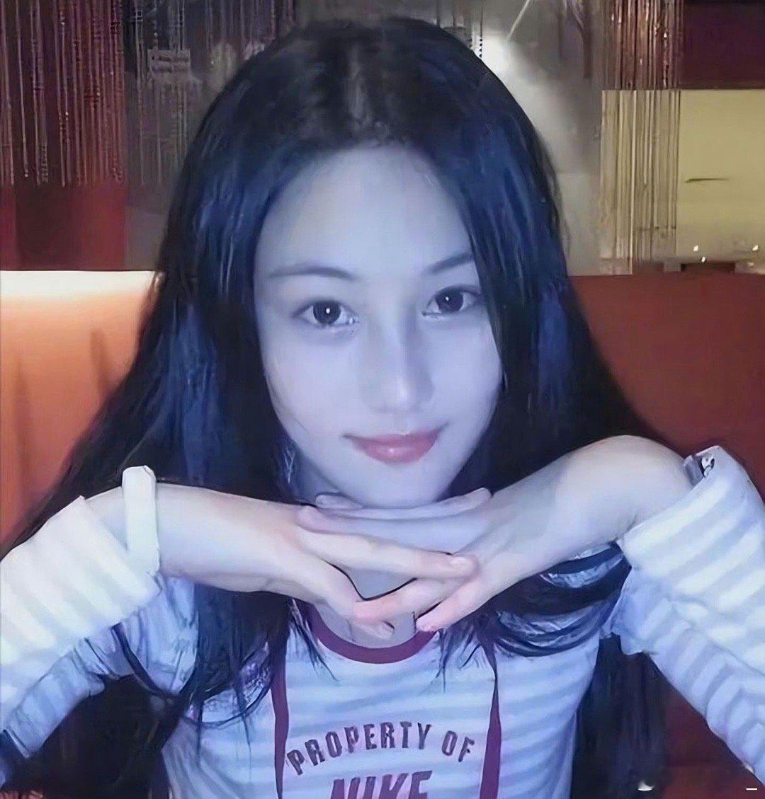 张馨予家被水淹了论张馨予内娱活人感多重～平时分享各种事就连家里漏水也记得分享给大