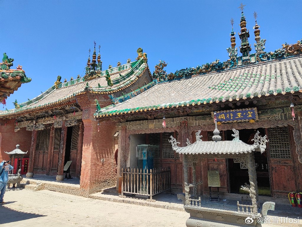 张壁古堡是一座集军事、居住、生产、宗教、星象文化于一体的古代袖珍城堡，素有“地上