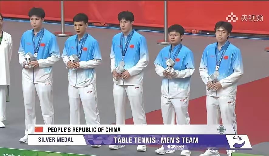国乒男团丢冠，但是我们看到了希望昨天，国乒男团丢冠。颁奖典礼上，国乒小伙子站在亚军的位置，五个人表情