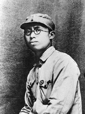 1941年，上千日军紧咬罗荣恒只有几百人的部队，部队刚渡过湍急的河流，敌军已近在