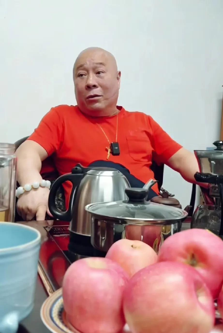 在互联网上，“北京老炮”李宝敏的流量，那是哇哇的。还别说人家真的有这个资本啊。
