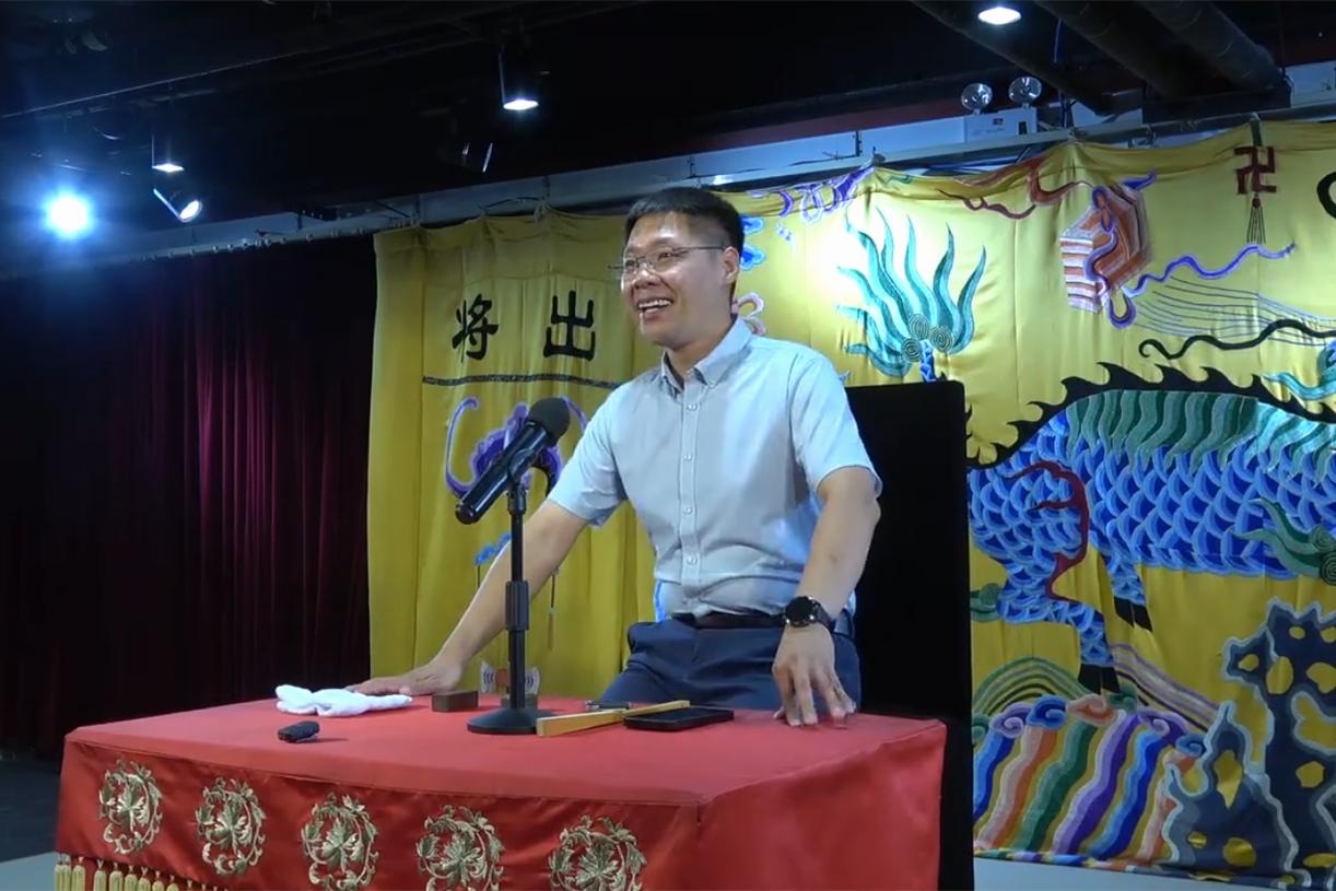 德云社演员说评书赶场，来不及换大褂登台，气喘吁吁坐凳子上缓了好半天！德云社演员梁