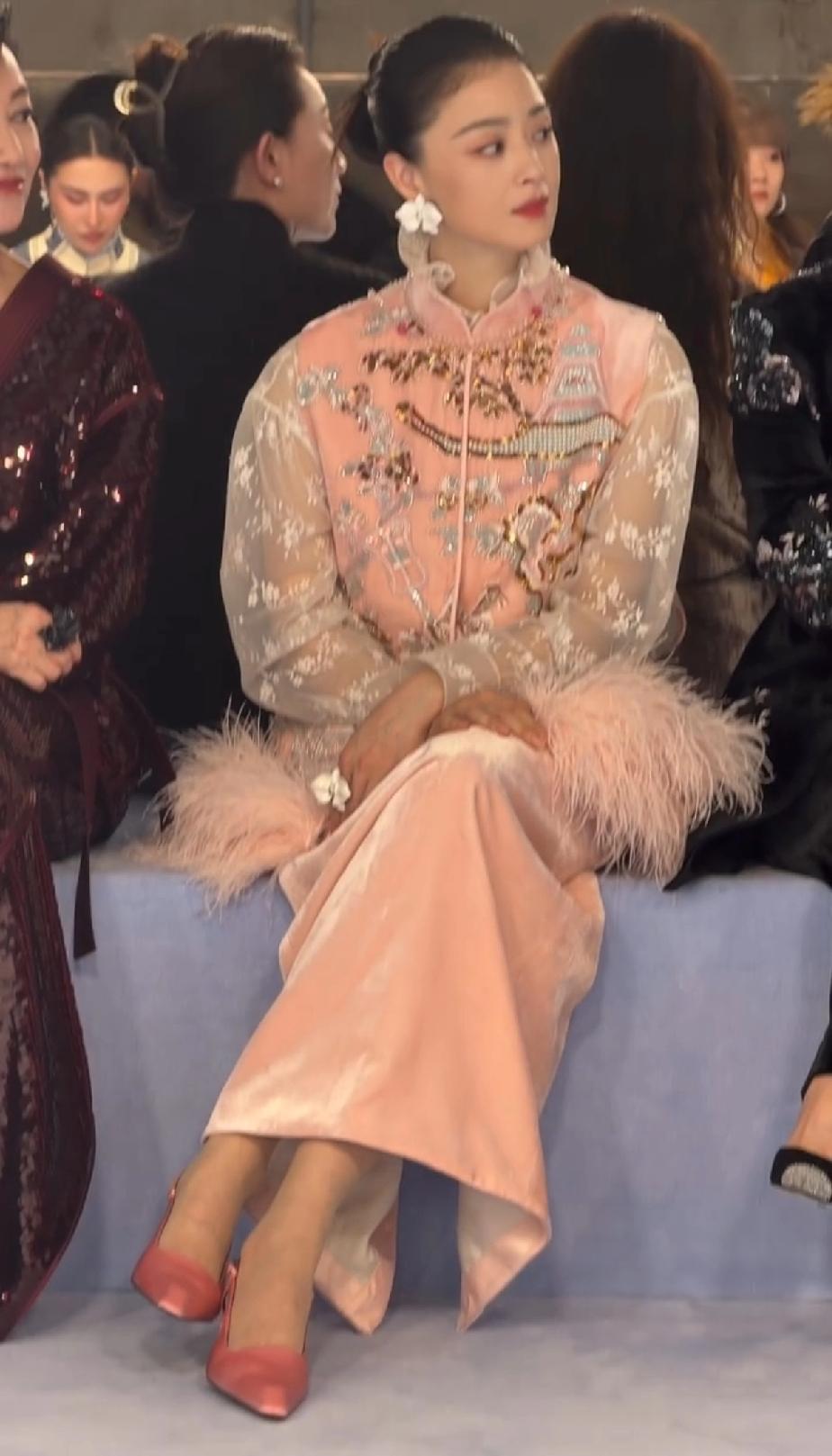 蒋欣在人群中往这儿一坐，立马就有一种娘娘的感觉，高贵迷人！