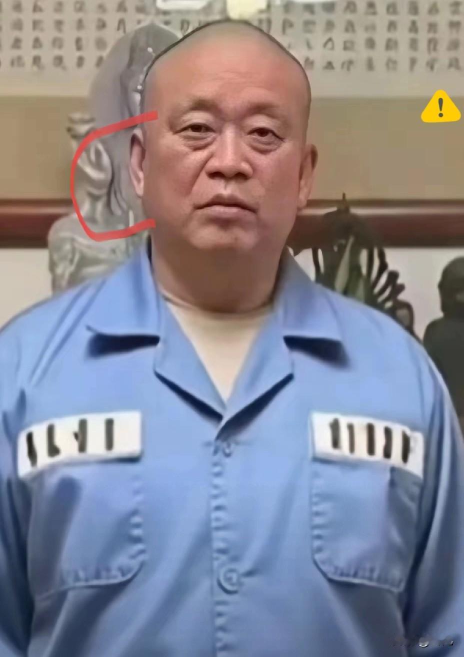 释永信穿囚服的画面里，最让人意外的不是他没怎么变的胖墩墩模样，而是那对“