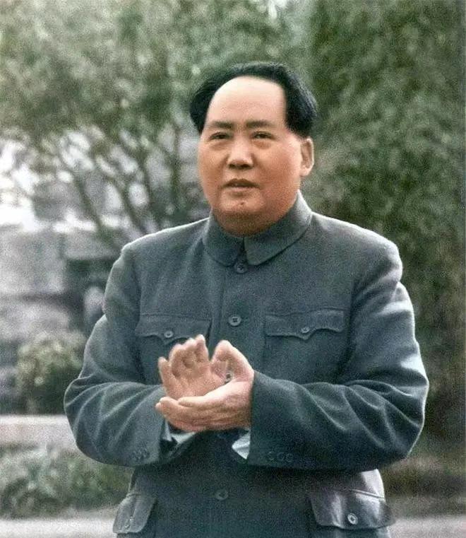 毛泽东战胜蒋介石：创造出了四大拍案惊奇！说起学历，毛泽东和蒋介石真是天壤之别。