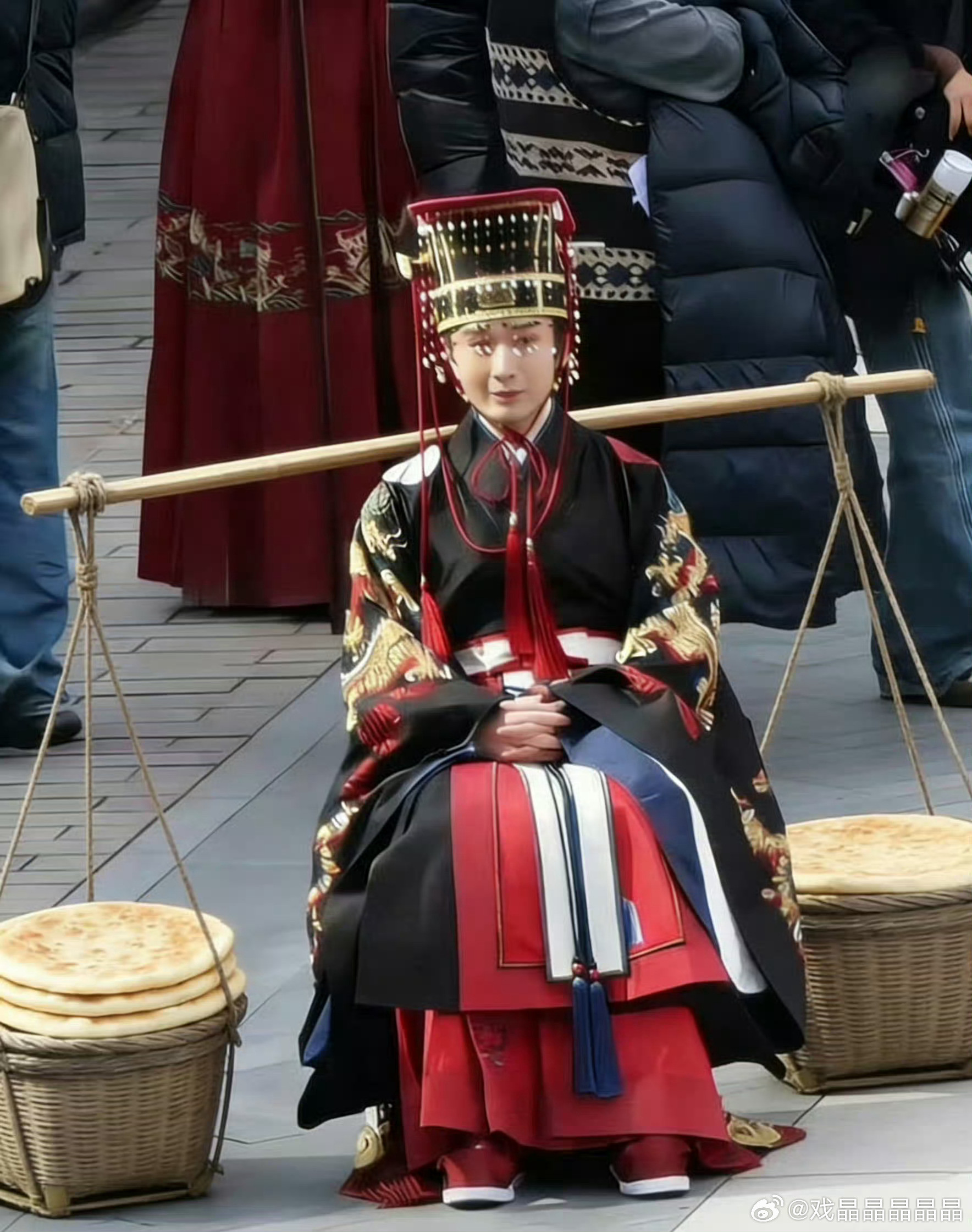 OMG！们呃粉为了强行给比例差的老の吹九头身，把头缩小了堆起来，有点吓人啊