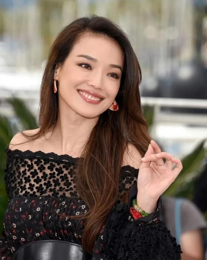 越来越看不懂舒淇了真的太迷了50岁的她，年轻时感觉非常一般，年纪大了反而更美