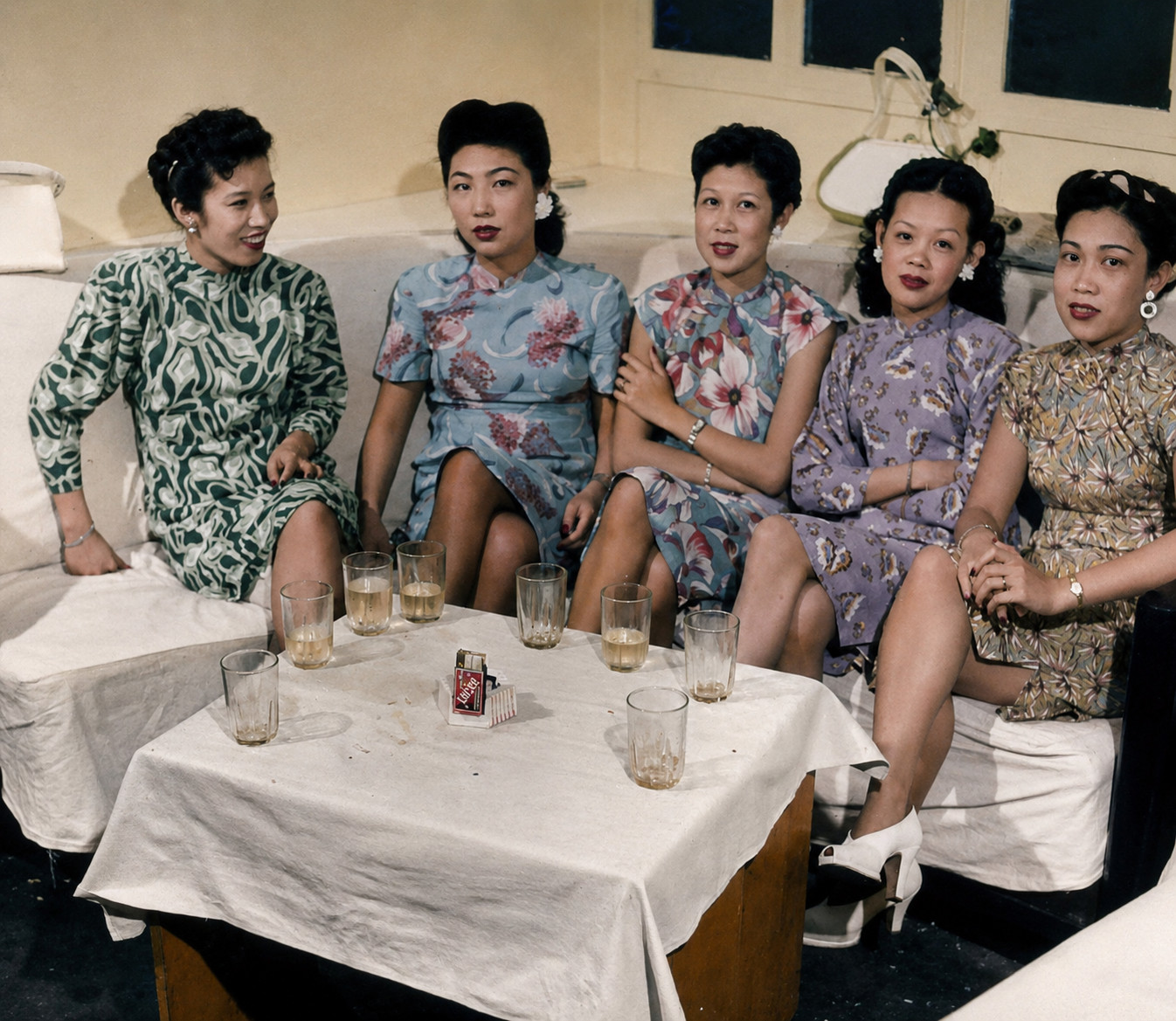 1948年6月，香港，夜总会里的舞女