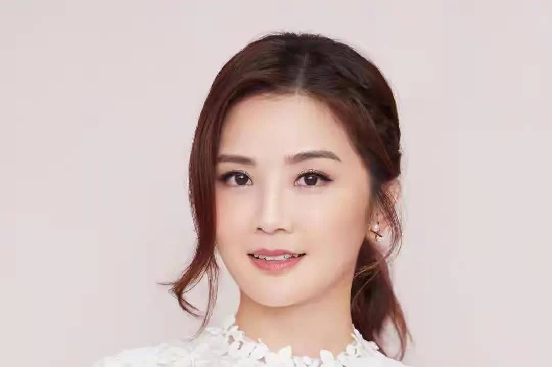 当年，郑中基问女友蔡卓妍:“我们都同居了两年，为什么还不结婚？”蔡卓妍说:“结婚