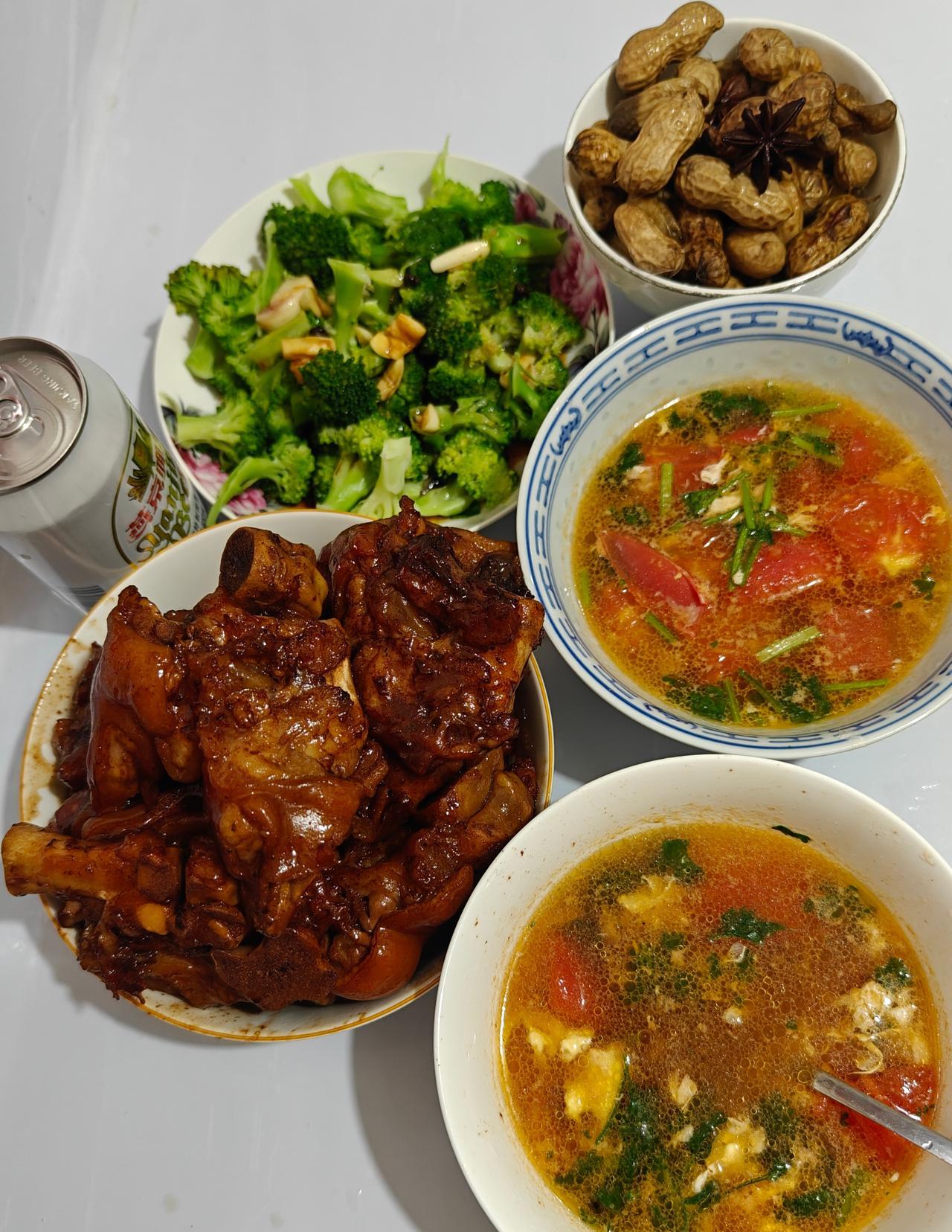 两个大猪蹄子足有3斤多，做好后端上桌，老妈一口气就吃了一大个。我满心担忧的看着她