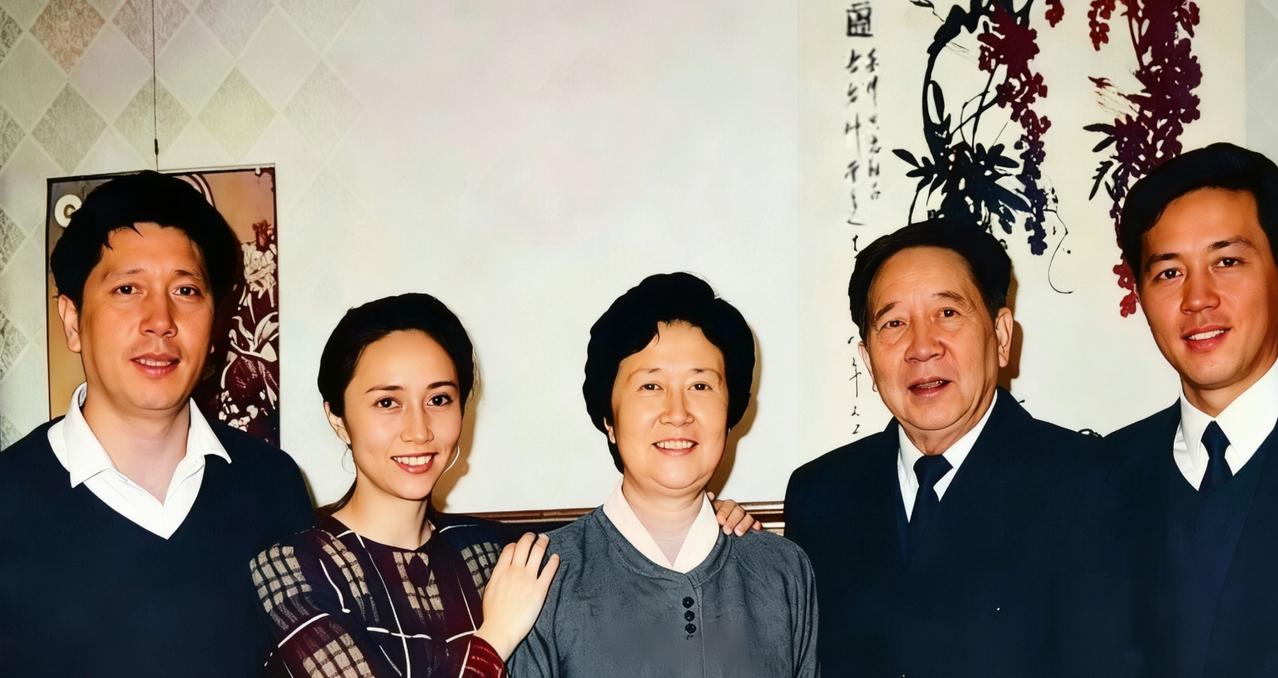 90年代，秦基伟将军与夫人唐贤美、长子秦卫江、次子秦天、女儿秦畹江的合影。一家人