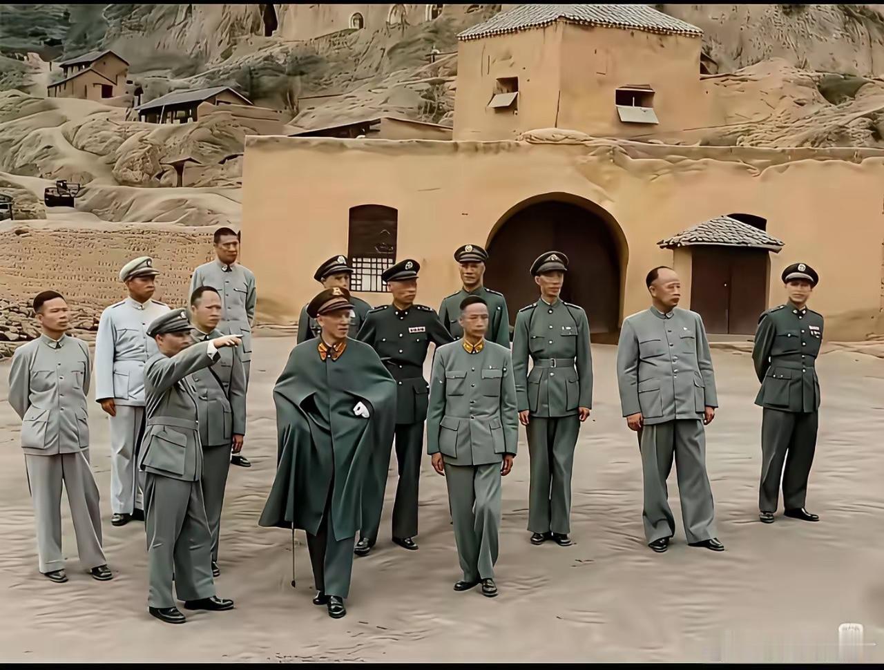 看到这张照片当时的国民党一众高官们来到了共产党人在延安的根据地看到了这些共