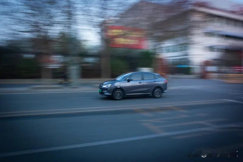 混动车现在火得发烫，但我劝你最好别碰。原因？不光是那个老生常谈的“又加油又充电”