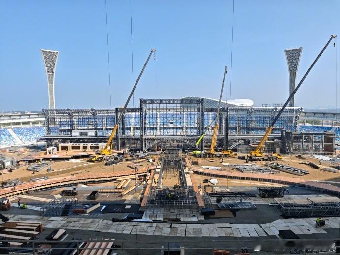 跨年演唱会看到这些卫视纷纷开始预热的时候我的期待值已经拉满了，尤其是湖南卫视居