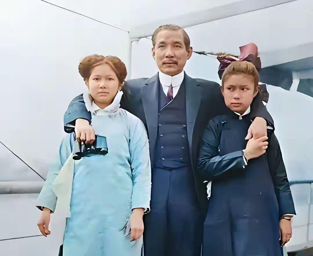 1912年孙中山与两女合影：镜头定格的欢喜，藏着三代女性的命运沉浮1912