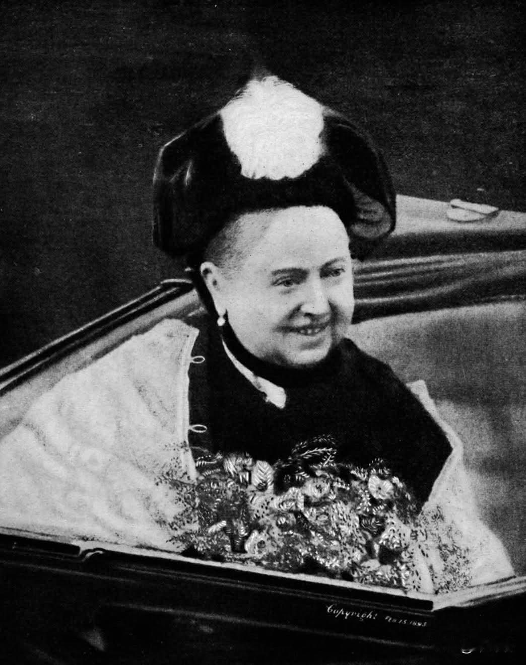 这是英国维多利亚女王为数不多的几张微笑照片之一，拍摄于1897年。尽管她以严