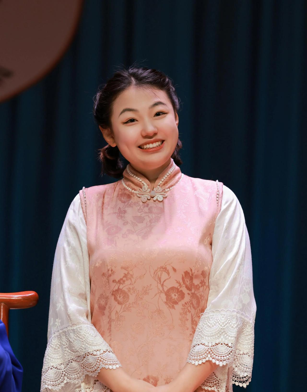 赵芸一是德云社目前唯一活跃于相声舞台的女演员，放眼全国，这样的女相声演员也没有几