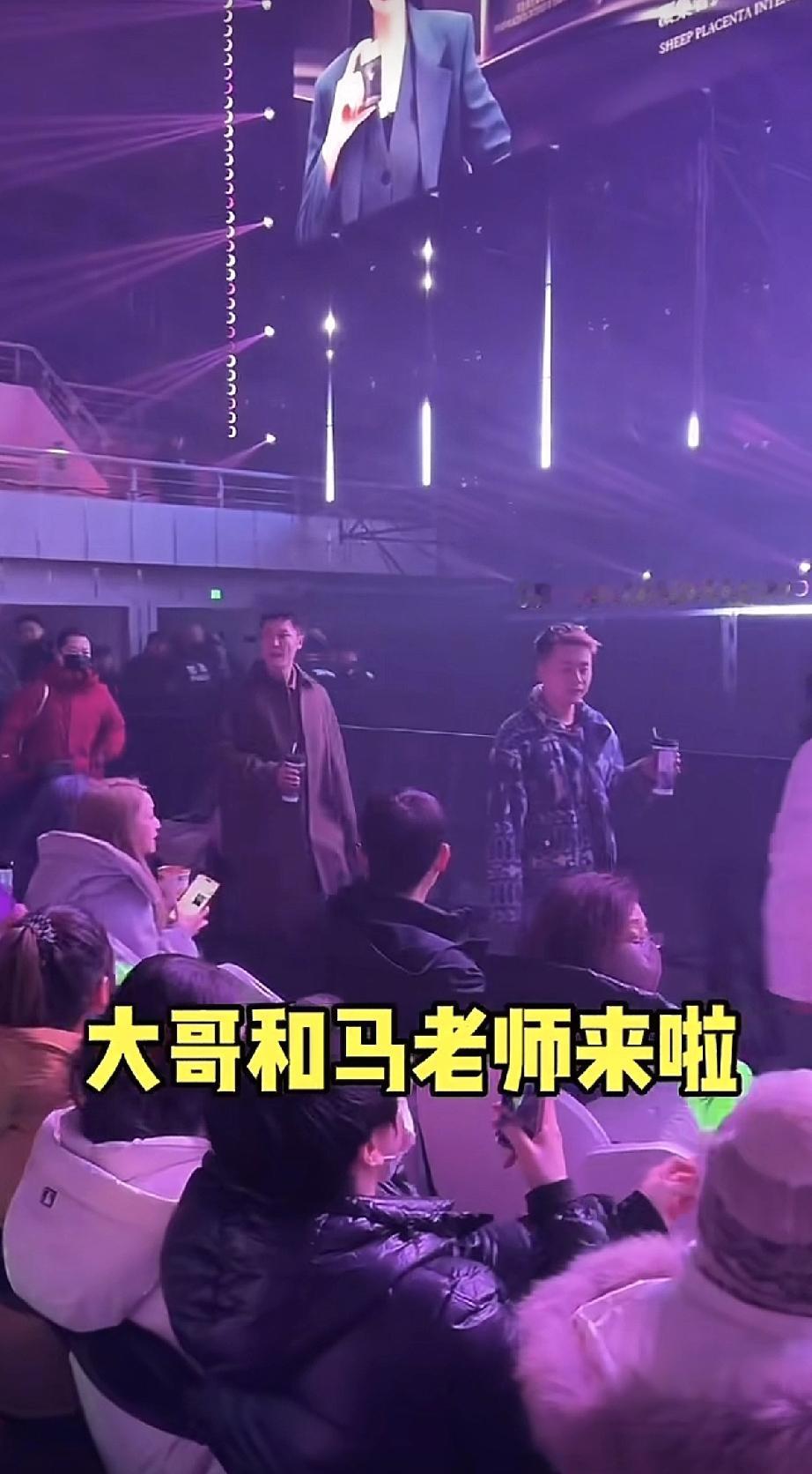 赵本山妻子马丽娟双眼含泪，一脸的福气，球球的抑郁症也好了!1月31日晚上，赵