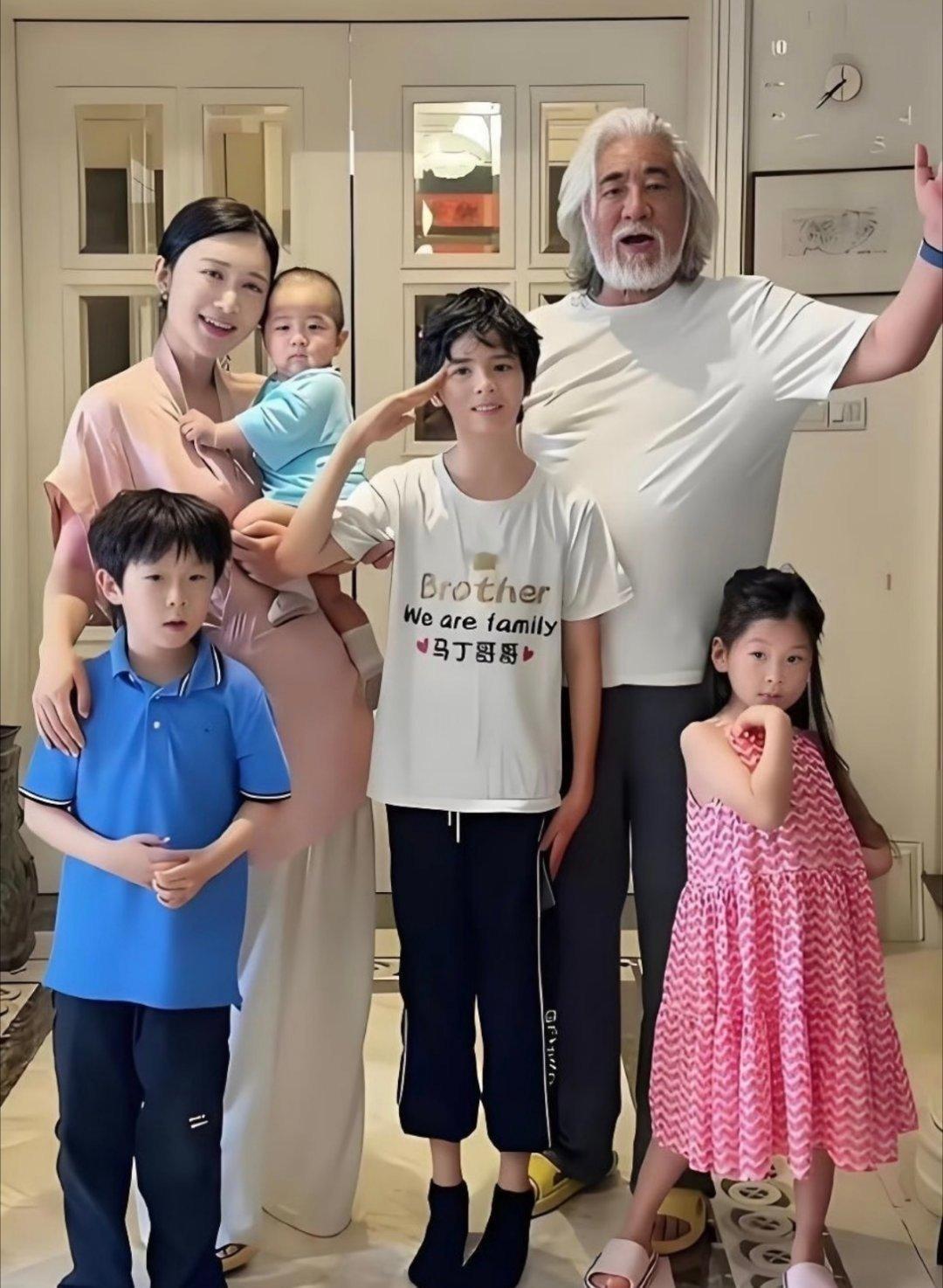 #张纪中妻子备孕5胎#张纪中今年75岁，他太太44岁，虽然很多人对他俩继续生娃表示捏把汗，但他确实明