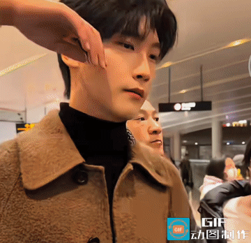 演员邢昭林在机场发飙了，却得到了大批网友的支持。就这段网友拍的视频来看，人真