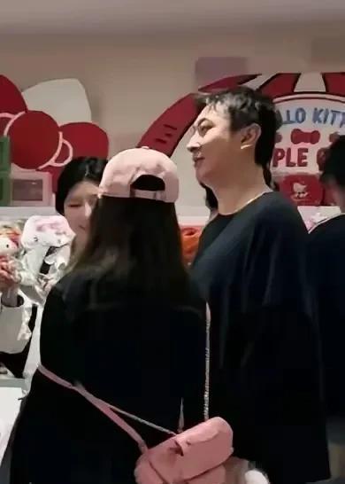 万达危机重重，并不影响王思聪和他的女朋友在韩国购物秀恩爱。也许在王的心目中，泡