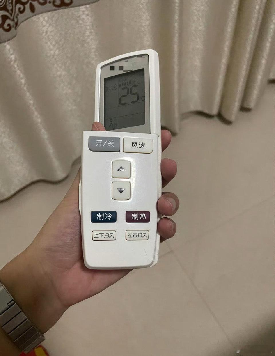 无意中把空调遥控器摔了…才发现别有洞天[笑着哭]​​​