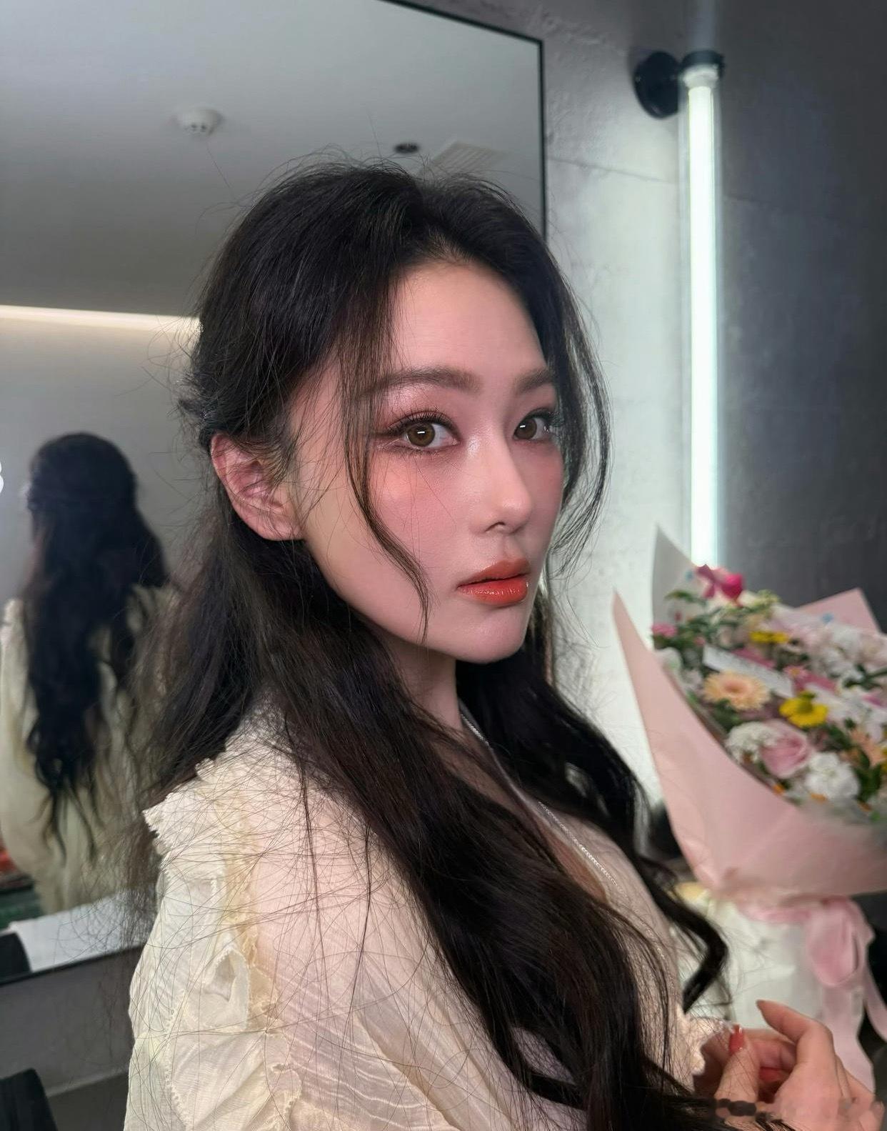 1.霍启山和娜然要结婚了，为了让霍家人接受娜然，霍启山没少砸钱给女方贴金，而娜然