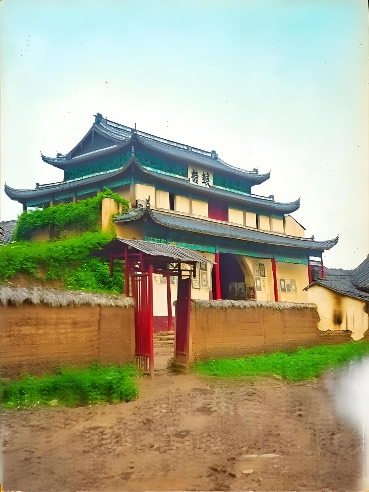 这张拍摄于1917-1919年的照片，定格了钱塘门往昔的模样。彼时的钱塘门，