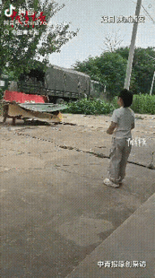 陕西西安，一个7岁的小女孩，看到家门口路过军车，从家里拿了两个苹果，一心想要送给