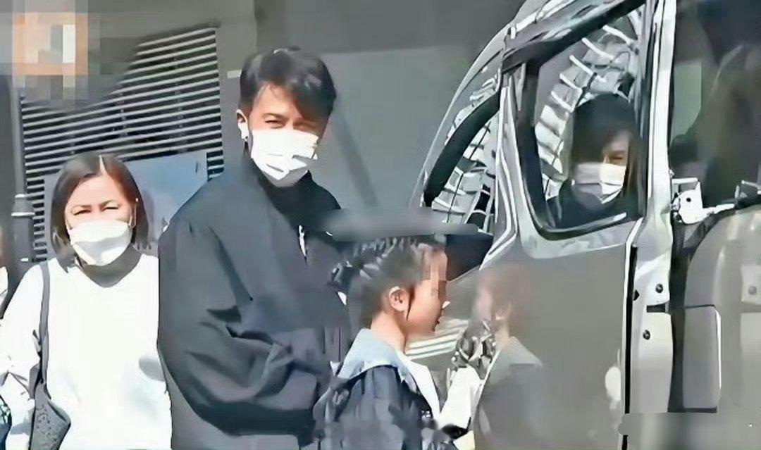 没想到小糯米已经十二岁了，孩子平时基本都是刘恺威负责接送，每天都会出现在学校门口